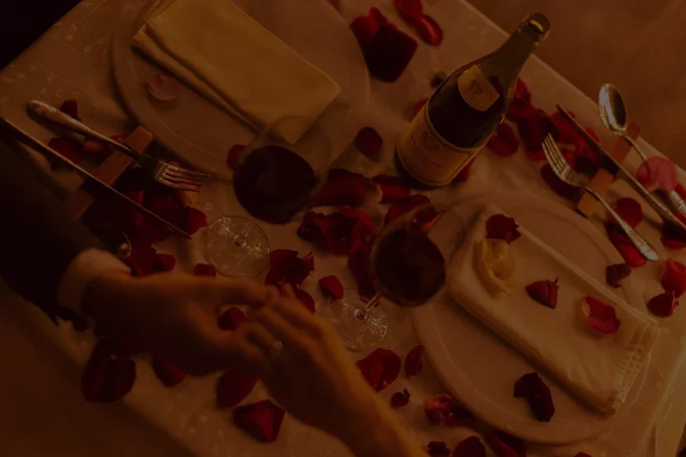 Pareja brindando con copas de vino en una cata privada íntima